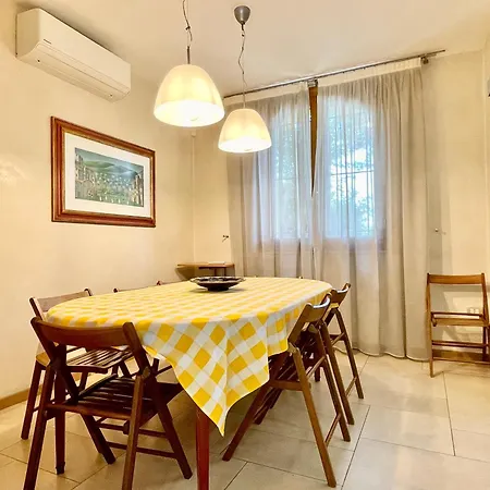 Con Piscina E Palestra A *