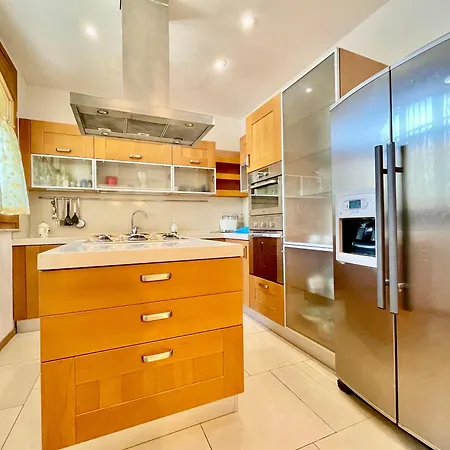 Con Piscina E Palestra A Villa