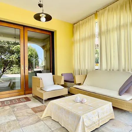 Con Piscina E Palestra A Villa