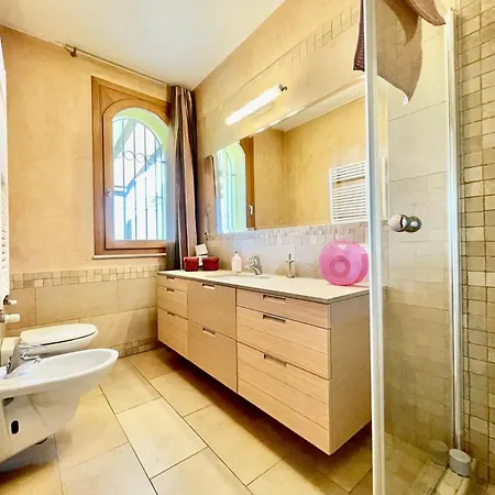 Con Piscina E Palestra A *