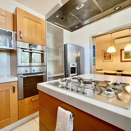 Con Piscina E Palestra A Villa *