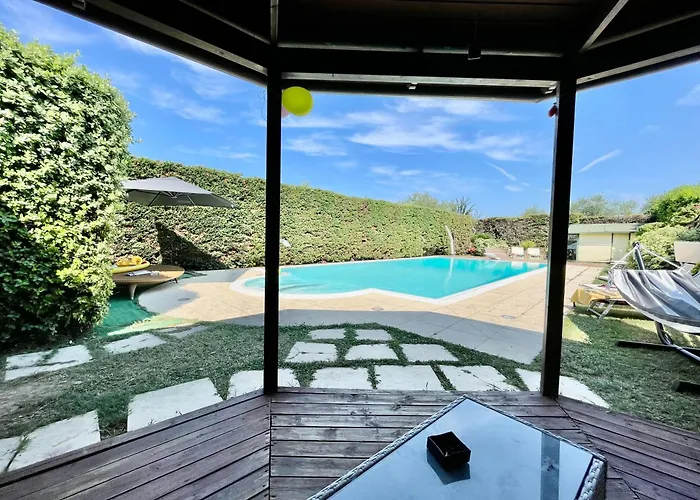 Con Piscina E Palestra A Villa Rimini