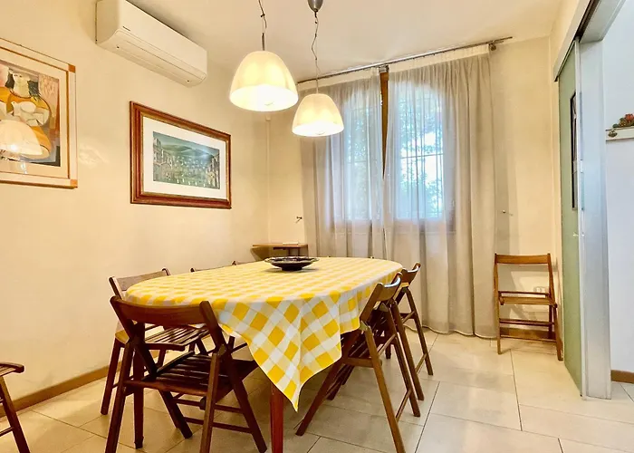 Con Piscina E Palestra A *