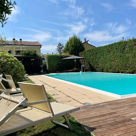 Villa Con Piscina E Palestra A *