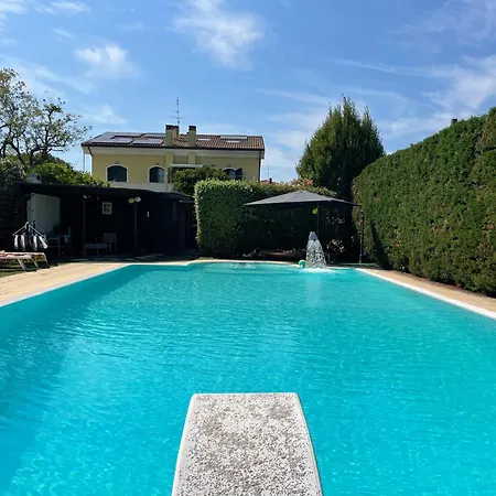 Villa Con Piscina E Palestra A *