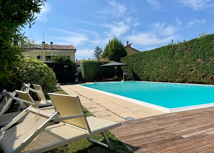 Villa Con Piscina E Palestra A *