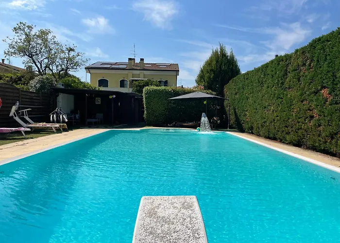 Villa Con Piscina E Palestra A *