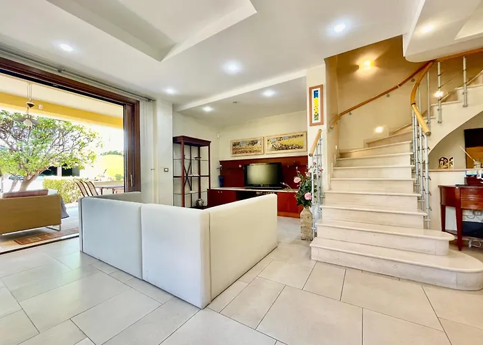 Con Piscina E Palestra A Villa Rimini