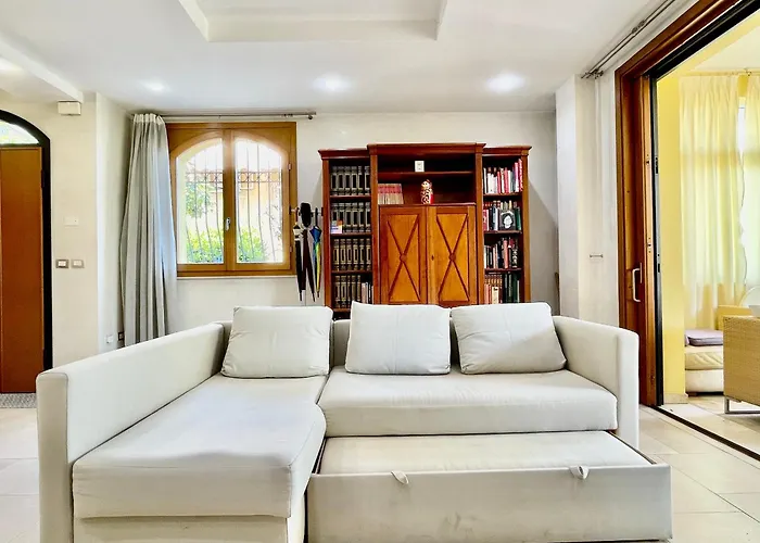 Con Piscina E Palestra A Villa *